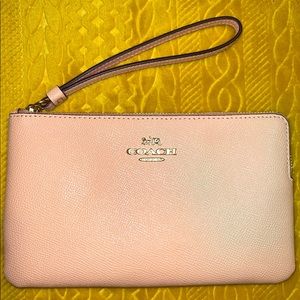 NWT. Coach Wristlet in Faded Blush